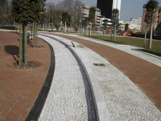 Cobblestone pebbles in Carrara White